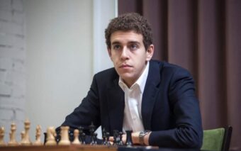 Der beliebte amerikanische Schach-Großmeister, Kommentator und Streamer Daniel Naroditsky ist im Alter von nur 29 Jahren plötzlich gestorben. Die Schachwelt ist schockiert.