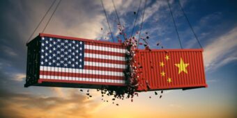 Nach Trumps Drohung mit 100-prozentigen Zöllen auf chinesische Waren spricht Peking von „Doppelmoral“ und kündigt Gegenmaßnahmen an. Seltene Erden verschärfen den Handelskonflikt.