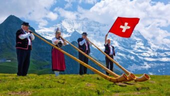 Arbeit Schweiz 2025: Expertenanalyse zum Fachkräftemangel, den besten Weiterbildungen (Upskilling) und den Trend zur 4-Tage-Woche. Jetzt informieren!