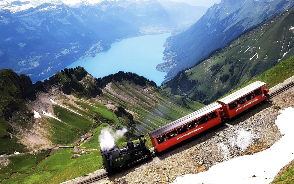 Erfahren Sie, wie die Schweizer Transportkarten (Halbtax, GA, SwissPass) funktionieren. Ein Guide für Einheimische und Besucher zur Kostenersparnis und Effizienz im besten Verkehrsnetz.