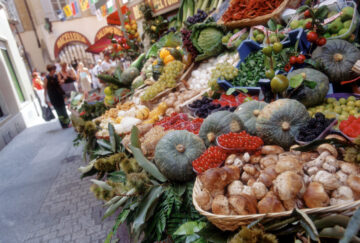 Erleben Sie die Tessiner Herbstmärkte: Kastanienfeste, regionaler Käse und italienische Lebensart in der Südschweiz. Die besten Reisetipps für den goldenen Oktober.
