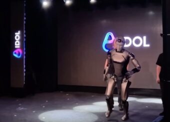 Russlands neuer KI-Roboter AIDOL sollte technologische Stärke symbolisieren, doch sein Zusammenbruch beim öffentlichen Debüt in Moskau löst internationale Kritik aus und wirft Fragen über Russlands Robotikambitionen auf.