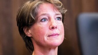 Dänisches Gericht untersagt Christina Block den Kontakt zu Klara und Theodor (traumatisiert). Vater Stephan Hensel erhält alleiniges Sorgerecht. Kein Rechtsmittel mehr.