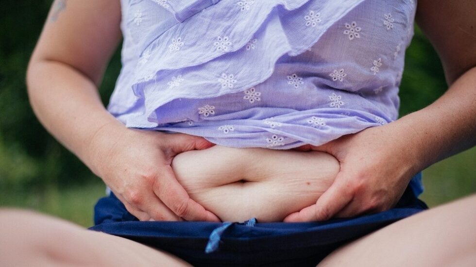 Schlafmangel zerstört Diäterfolge. Erfahren Sie, wie der Körper durch Hormonstörung (Ghrelin/Leptin) Essen in Bauchfett umwandelt. Fakten und Tipps.