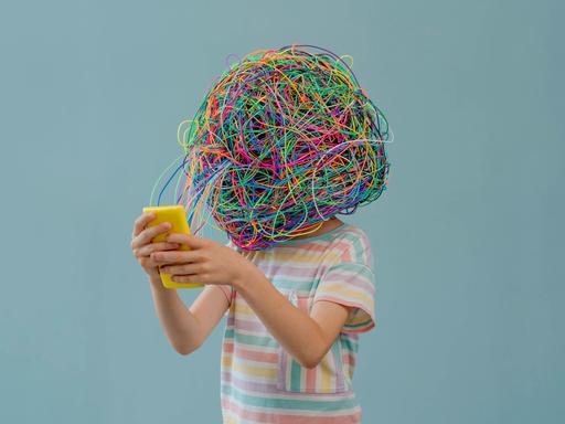 Mediensucht: 25 % der Jugendlichen nutzen Social Media riskant (DAK 2023). Wie Dopamin-Kicks das Zuhören blockieren und welche 3-Schritte-Strategie Eltern hilft.