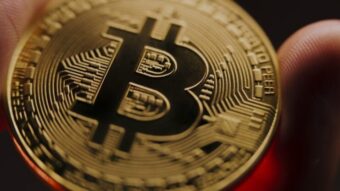 Bitcoin fiel auf ein 7-Monats-Tief (< $90.000), verlor 26 % vom Höchststand und trug zu 1,2 Bio. $ Marktverlust bei. Er erholte sich leicht auf $93.532.