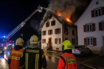 Zehn Personen mussten früh morgens aus einem brennenden Haus in Beromünster (LU) evakuiert werden. Mehrere erlitten Rauchvergiftungen. Ursache unklar.