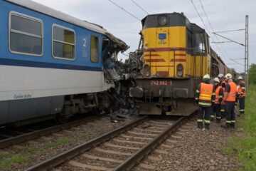 Zugunglück bei Ceske Budejovice in Tschechien: 57 Verletzte, 5 davon schwer. Frontalkollision zwischen Zliv und Divcice. Lokführer nüchtern. Forderung nach ETCS.