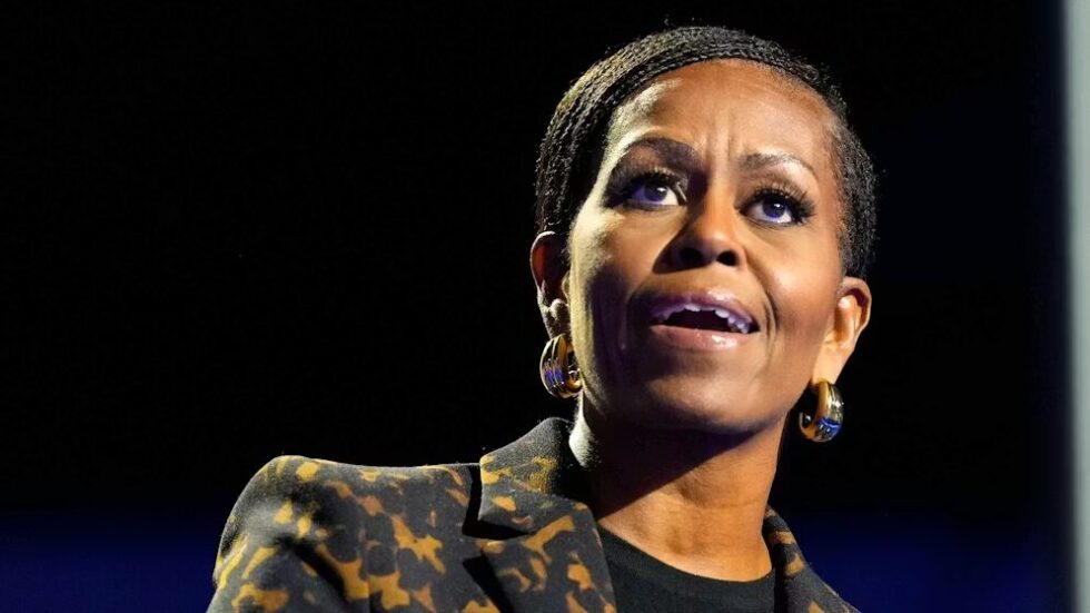 Michelle Obama erteilt Präsidentschafts-Ambitionen eine klare Absage: "Verschwendet nicht meine Zeit." Sie kritisiert die fehlende Bereitschaft der USA für eine Präsidentin.