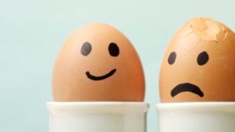 Psychologie erforscht Glück. Nur 64 % der Deutschen sind 2025 glücklich (Ipsos). Lernen Sie, wie Achtsamkeit, gestärkter Selbstwert und tiefes Bewusstsein wahres Glück erzeugen.