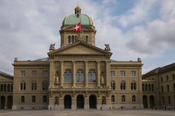 Die Schweizer Regierung lehnt die „Kompass-Initiative“ ab, die ein obligatorisches Referendum zu EU-Verträgen fordert. Sie bevorzugt ein fakultatives Referendum für das Paket.