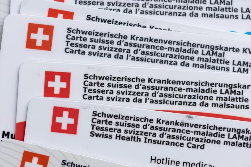 68% der Schweizer fordern Einheitssystem der Krankenversicherung wegen Kostenanstieg 2026. 14% der Befragten haben Probleme mit der Zahlung.