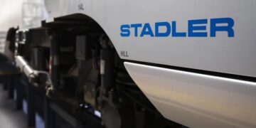Stadler Rail fechtet SBB-Auftrag über 2 Mrd. Euro an Siemens an. CEO Peter Spuhler fordert Neubewertung der Qualitätskriterien.
