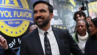 Zohran Mamdani (50,4%, 1.036.051 Stimmen) gewinnt die Bürgermeisterwahl in New York und wird erster muslimischer Bürgermeister. Cuomo erhielt 41,6%.