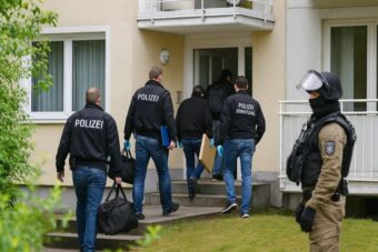 Im Fall des getöteten 8-jährigen Fabian durchsucht die Polizei nach «Aktenzeichen XY»-Hinweisen Objekte in Reimershagen und Rum Kogel. 120 Kräfte im Einsatz.