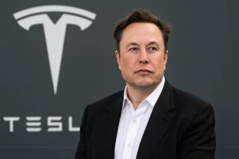 Tesla-Aktionäre genehmigen Rekord-Gehaltspaket für Elon Musk im Wert von bis zu 1 Billion $. Er muss Marktwert auf 8,5 Bio. $ steigern. Fokus auf Optimus.