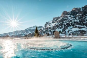 Thermische Quellen Leukerbad: Entspannung in den Schweizer Alpen. 51°C heißes Mineralwasser, 18% Buchungsanstieg im November 2025. Hilft gegen Stress und Gelenkschmerzen.