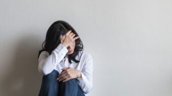 Negative Gedanken stoppen und Emotionale Balance finden. 40% geringeres Risiko für Angst. Effektive Achtsamkeits-Strategien und kognitive Verzerrungen erkennen.