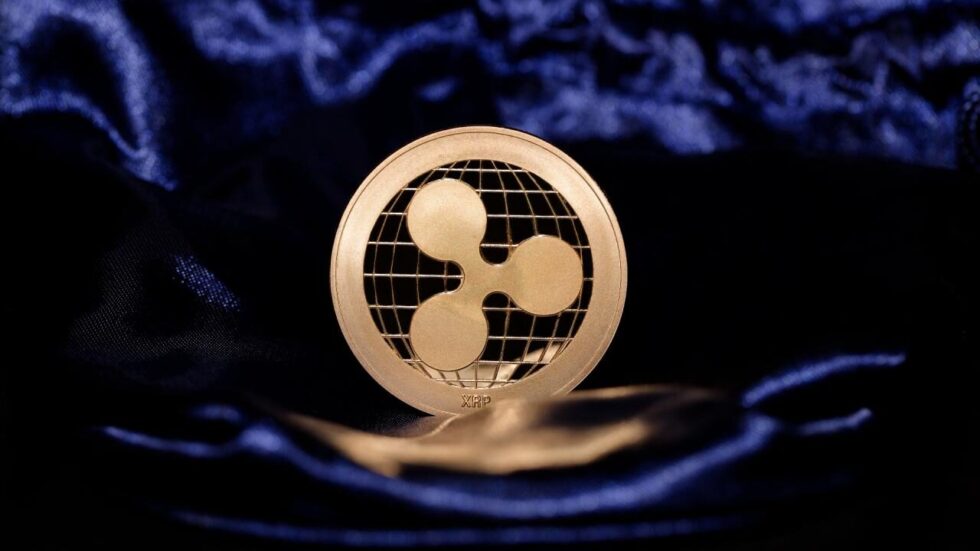 XRP stabilisiert sich bei $2,26 mit $136 Mrd. Marktkapitalisierung trotz $220 Mio. Gewinnmitnahmen. XRP ETF-Erwartungen und 40 Mrd. $ Ripple-Bewertung stützen den Kurs.