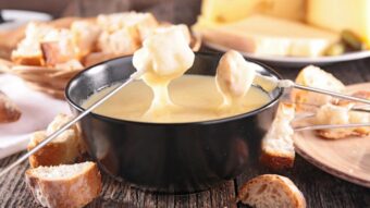 Ausgewogene Ernährung in der Schweizer Winterküche. 65% konsumieren Fondue – nutzen Sie gereiften Käse und 70%-Schokolade. Praktische Tipps.
