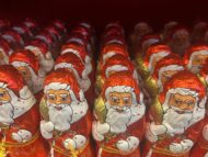 Kakaopreise explodieren, Ernten brechen ein, Forschung reagiert. Wie ETH und ZHAW mit neuen Verfahren die Schweizer Schokolade sichern wollen &ndash; und was das f&uuml;r Preise, Geschmack und Samichl&auml;use bedeutet.