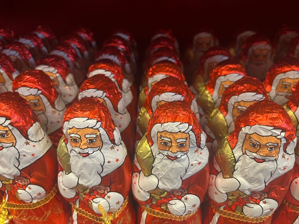 Kakaopreise explodieren, Ernten brechen ein, Forschung reagiert. Wie ETH und ZHAW mit neuen Verfahren die Schweizer Schokolade sichern wollen – und was das für Preise, Geschmack und Samichläuse bedeutet.