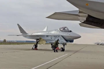 Warum Russland mit der Su-75 Checkmate auf ein kosteng&uuml;nstiges, teils unbemanntes Stealth-Kampfflugzeug setzt, wie sich das Modell vom Westen unterscheidet und welche Risiken bleiben.