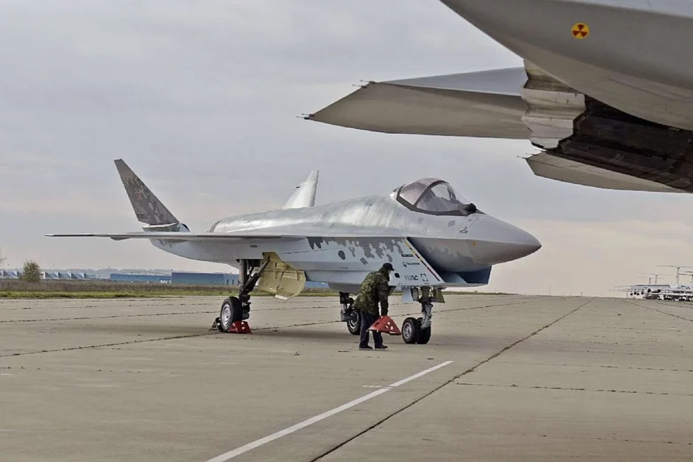 Warum Russland mit der Su-75 Checkmate auf ein kostengünstiges, teils unbemanntes Stealth-Kampfflugzeug setzt, wie sich das Modell vom Westen unterscheidet und welche Risiken bleiben.