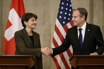 Die Schweiz erreicht eine rückwirkende Senkung der US-Zölle auf 15 Prozent ab dem 14. November 2025. Im Gegenzug senkt Bern Zölle für US-Fischerei- und Agrarprodukte.