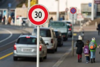 Der Kanton Zürich kippt Tempo 30 auf Hauptstrassen (56.8% dafür). TCS und SVP sehen darin ein „starkes Signal“ für Tempo 50.