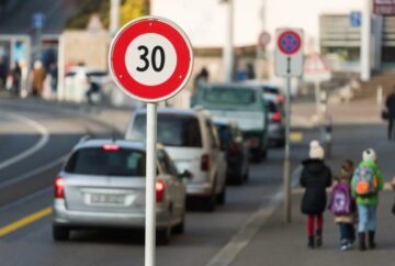 Der Kanton Zürich kippt Tempo 30 auf Hauptstrassen (56.8% dafür). TCS und SVP sehen darin ein „starkes Signal“ für Tempo 50.