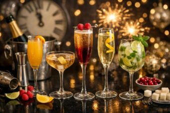 Champagner-Cocktails f&uuml;r Silvester 2026 bieten Genuss pur. Entdecken Sie 5 Rezepte wie Bellini & Martini Royale f&uuml;r eine perfekte Neujahrsnacht voller Glanz.