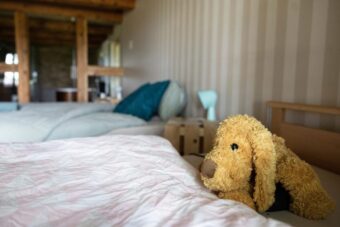 Das erste Kinderhospiz in Zürich, Kinderhospiz Flamingo, öffnet im Januar 2026. Es betreut 8 Kinder. Jährlicher Spendenbedarf: 2,8 Mio Franken.