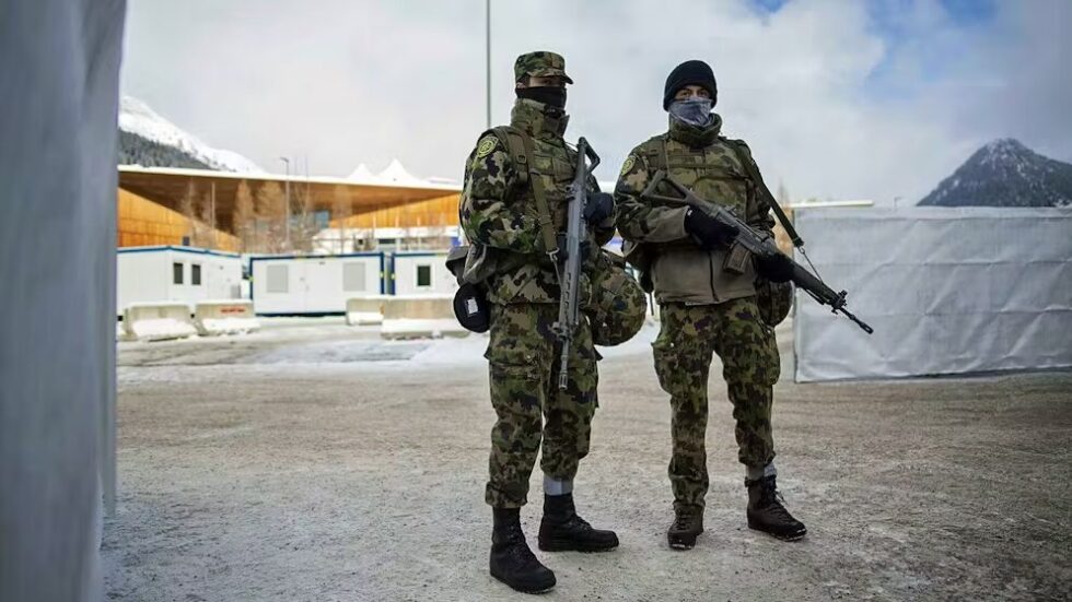 Schweizer Armee startet Einsatz für WEF 2026 in Davos. Bis zu 5.000 Soldaten sichern das Weltwirtschaftsforum am Boden und in der Luft. Alle Fakten zum Militäreinsatz