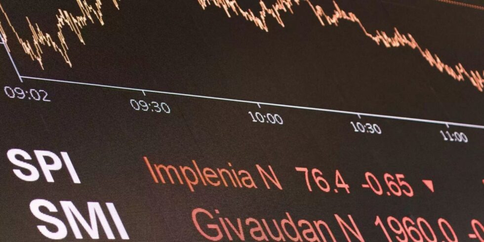 Detaillierte Analyse des SMI vom 12. Januar 2026. Fokus auf SNB-Zinspolitik, Performance von Nestlé und Roche sowie Auswirkungen auf Schweizer Pensionskassen.