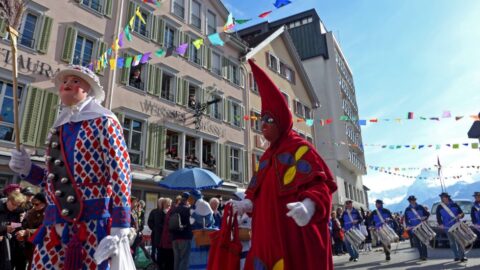 Detaillierte Analyse zum Schmutzigen Donnerstag 2026. Fokus auf Arbeitsrecht, SBB-Sonderfahrpl&auml;ne, Sicherheitskosten und regionale Wirtschaftsauswirkungen in Luzern und Solothurn