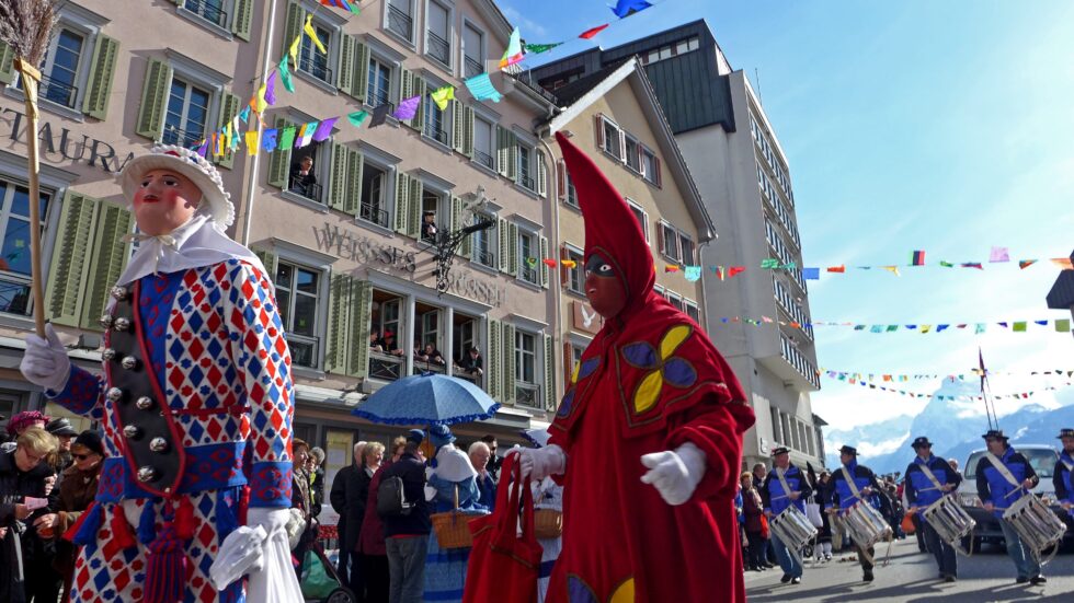 Detaillierte Analyse zum Schmutzigen Donnerstag 2026. Fokus auf Arbeitsrecht, SBB-Sonderfahrpläne, Sicherheitskosten und regionale Wirtschaftsauswirkungen in Luzern und Solothurn