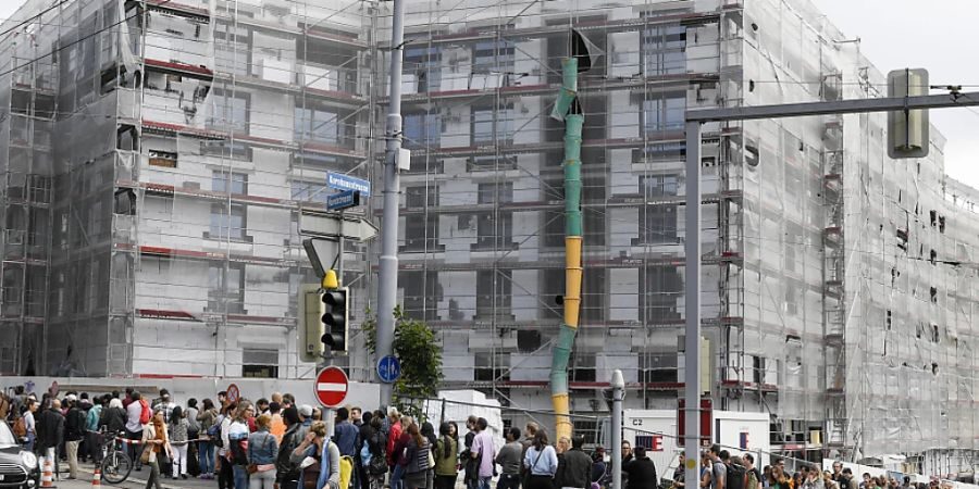 Wohnungsnot in der Schweiz 2026: Behörden warnen vor Rekord-Knappheit. Wenig Neubau trifft auf hohe Nachfrage. Experten erwarten weiter steigende Mieten und Engpässe.