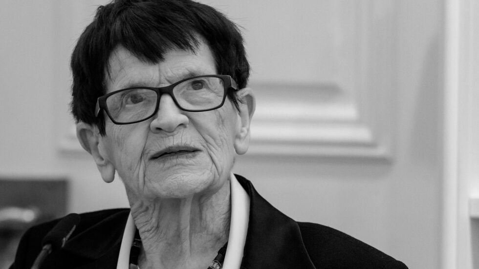 Die ehemalige Bundestagspräsidentin Rita Süssmuth ist im Alter von 88 Jahren gestorben. Sie hinterlässt ein bedeutendes Erbe in Frauenrechten und Politik.