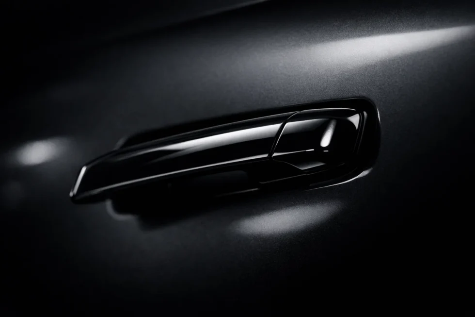 China verbietet ab Januar 2027 versteckte Türgriffe bei Elektroautos. Neue Regeln schreiben mechanische Notöffnungen vor, um Insassen und Rettungskräften nach Unfällen besseren Zugang zu ermöglichen.