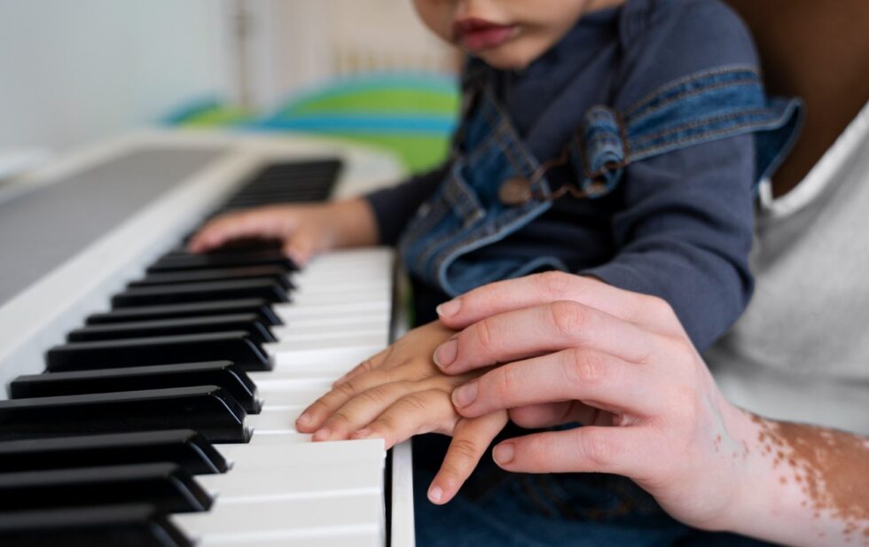 Klavierunterricht Bern entdecken: Wie Anfänger und Erwachsene Klavier lernen, Unterricht wählen und mit Freude spielen. Tipps zu Musikschule, Übungen und Motivation.