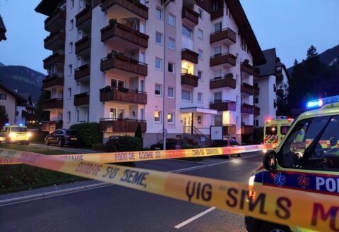 Tragödie in Urnäsch: Ein polizeibekannter 23-jähriger Türke tötet zwei Frauen und verletzt ein Kind. Erfahren Sie alle Details zum mutmaßlichen Femizid und den Ermittlungen in Appenzell.