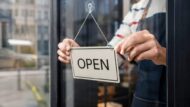 Was ist an Auffahrt 2026 in der Schweiz offen? &Uuml;bersicht zu L&auml;den, Apotheken, &Ouml;V und Restaurants in Z&uuml;rich, Genf, Bern und Basel &ndash; Zeiten, Regeln und praktische Tipps.