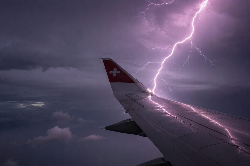 Blitz trifft Helvetic-Maschine: Swiss-Flug LX1374 kehrt nach 44 Minuten nach Zürich zurück. 117 Passagiere betroffen, Ursache Blitzeinschlag, Sicherheit erklärt.