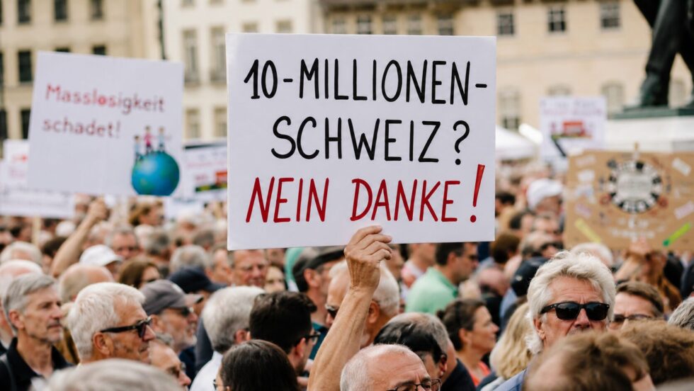 10-Millionen-Schweiz: SVP-Nachhaltigkeitsinitiative spaltet die Schweiz vor der Abstimmung am 14. Juni 2026. Streit über Zuwanderung, EU-Verträge, Lohnschutz und Rentenalter.