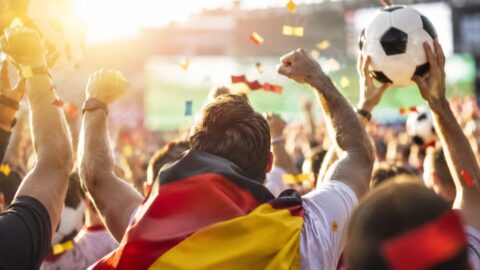 Public Viewing WM 2026 in Zürich: Wo Bars, Biergärten und Plätze die Spiele live zeigen, an welchen Adressen alle Begegnungen laufen und welche Anstosszeiten die Stadt für Open-Air erlaubt – die Übersicht.