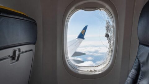 Ryanair-Flug FR1879 kehrte nach einem beschädigten Kabinenfenster und einer Dekompression nach Thessaloniki zurück. Was über den verletzten Passagier und die Ermittlungen bekannt ist.