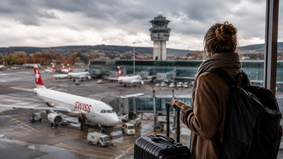 Swiss befürchtet lange Wartezeiten in den Herbstferien: Was das EES am Flughafen Zürich verändert, wer betroffen ist und warum Transfers ab September 2026 mehr Zeit brauchen könnten. Fakten im Check.