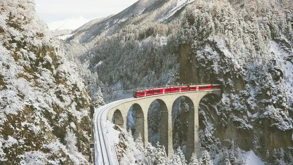 Brückentage 2027: Roter Zug in den Schweizer Bergen