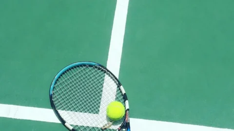 Djokovic in Basel 2026: Tennisschl&auml;ger und Ball vor den Swiss Indoors